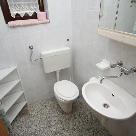 Apartments And Rooms By The Sea Povljana, Pag - 6476 Pensionat